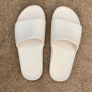 Archie’s Arch supposedly white flip flops